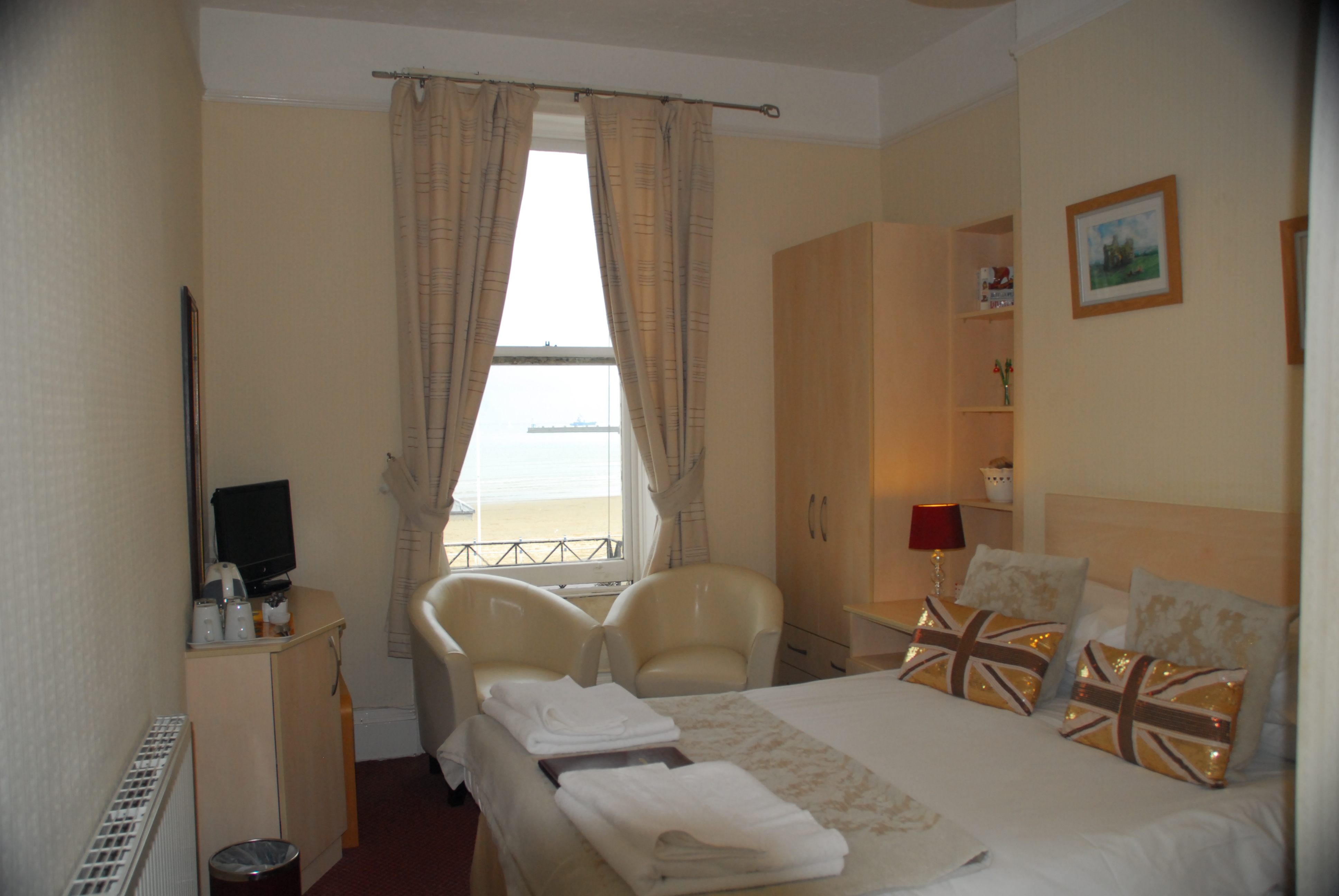 The Channel Guest House, Weymouth 1st floor sea view room gets a